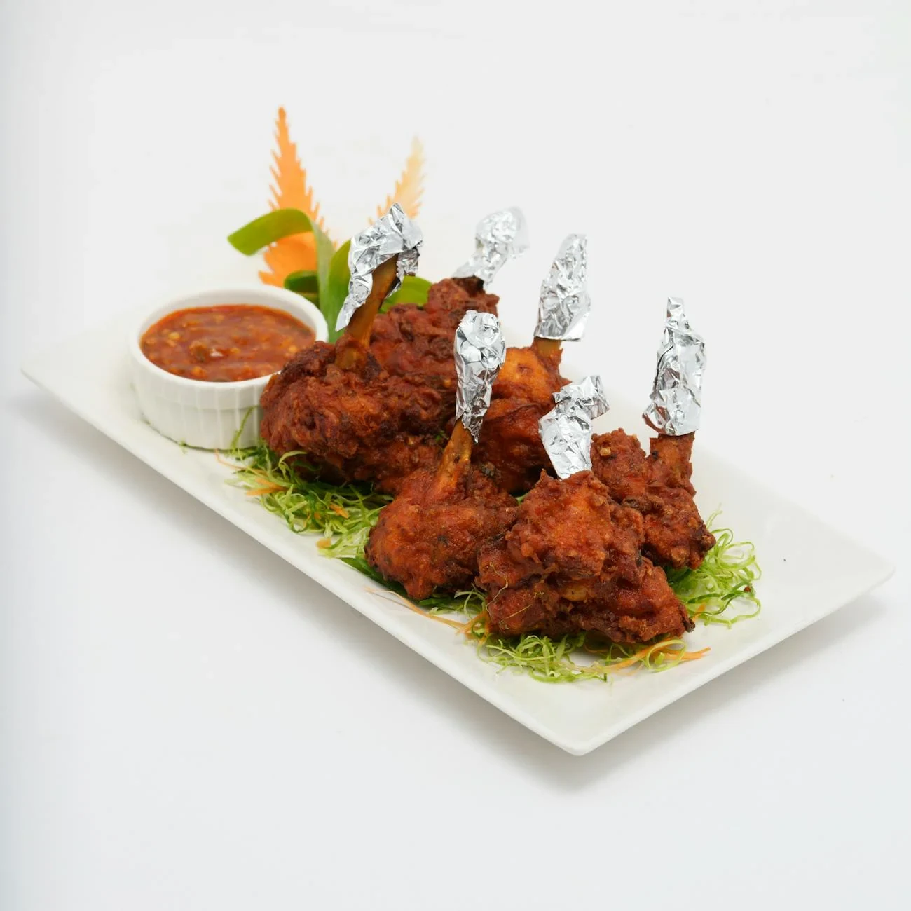 Pizza fumante sortant du four à bois.