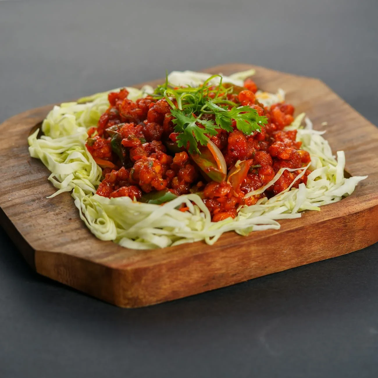 Table dressée, ambiance chaleureuse et lumineuse.